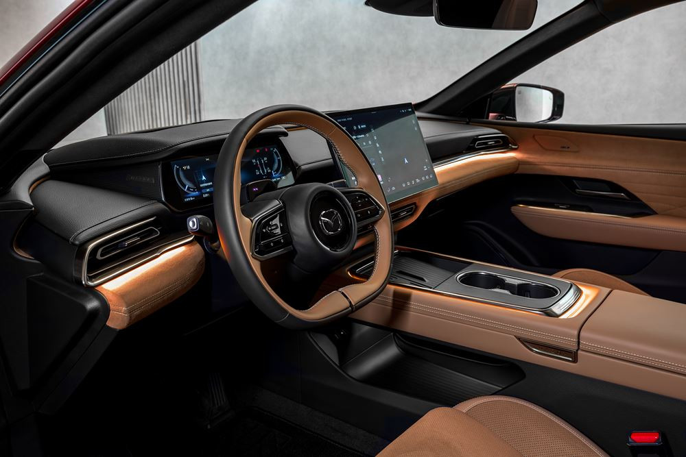 La grande berline électrique Mazda6e affiche une esthétique fluide et moderne