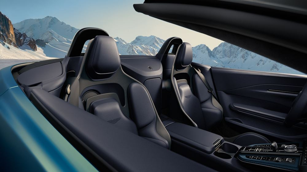 L'Aston Martin Vantage Roadster embarque un bloc V8 biturbo de 665 ch