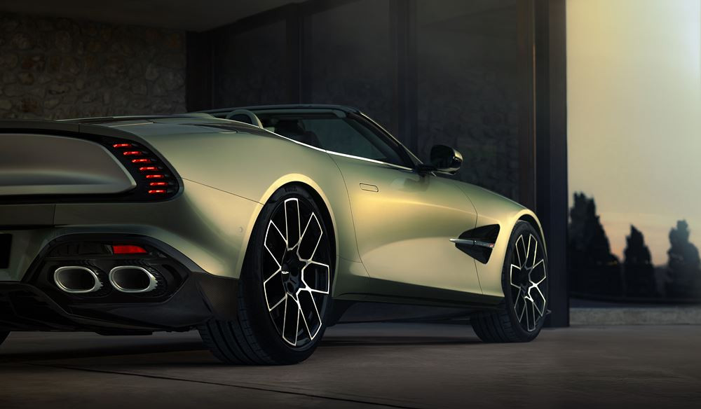 L'Aston Martin Vanquish Volante embarque un V12 bi-turbo de 835 ch