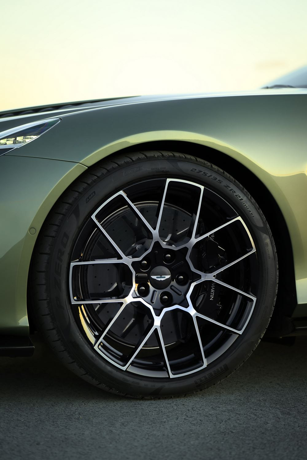 L'Aston Martin Vanquish Volante embarque un V12 bi-turbo de 835 ch