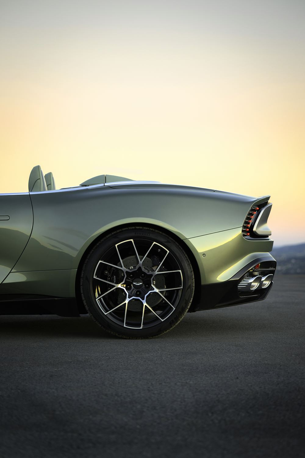 L'Aston Martin Vanquish Volante embarque un V12 bi-turbo de 835 ch
