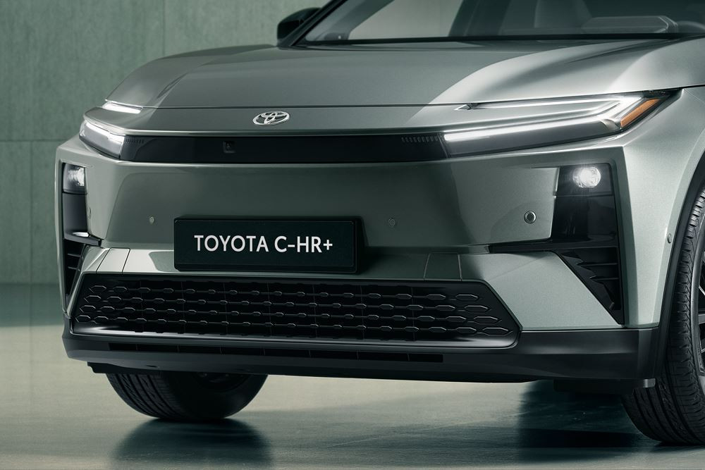 Le Toyota C-HR plus électrique affiche une ligne de toit façon coupé