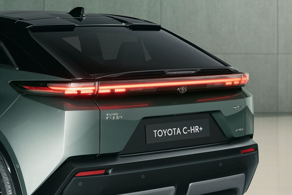 Le Toyota C-HR plus électrique affiche une ligne de toit façon coupé