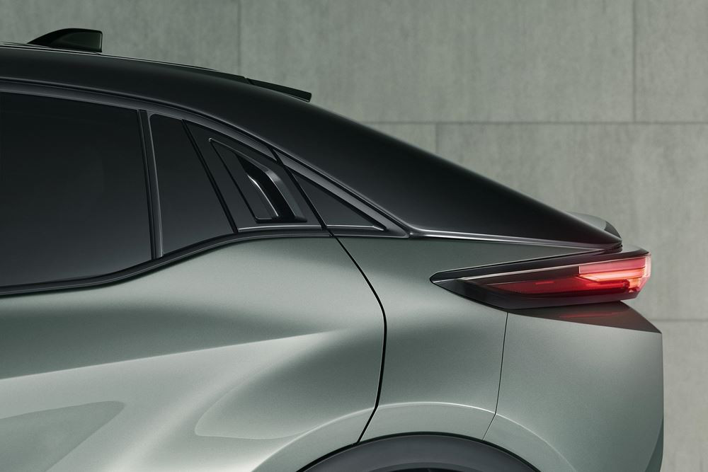 Le Toyota C-HR plus électrique affiche une ligne de toit façon coupé