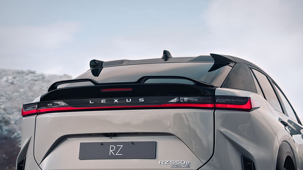 Le Lexus RZ 550e F Sport de 408 ch embarque une boîte de vitesses manuelle interactive