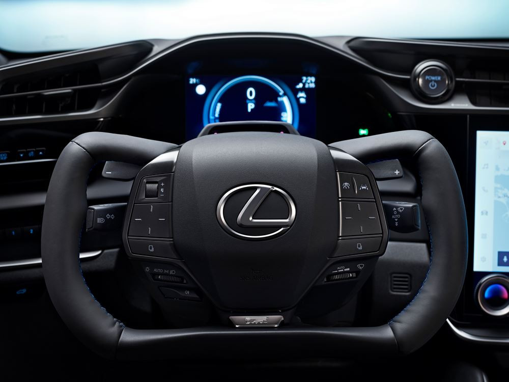 Le Lexus RZ 550e F Sport de 408 ch embarque une boîte de vitesses manuelle interactive
