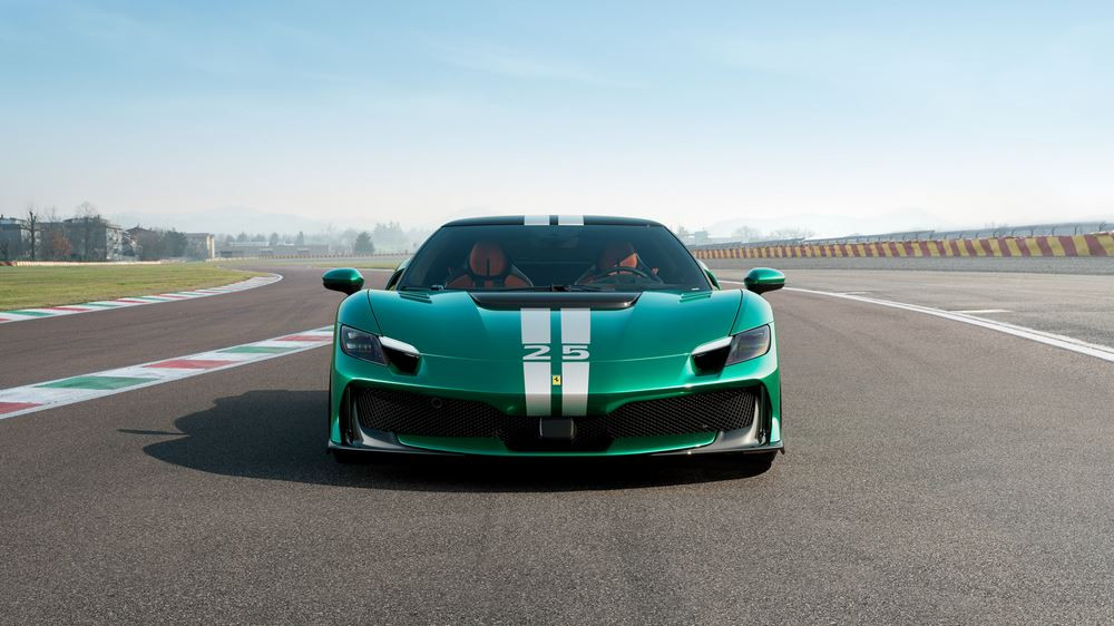 La berlinette hybride rechargeable à moteur central arrière Ferrari 296 Speciale affiche une puissance de 880 ch