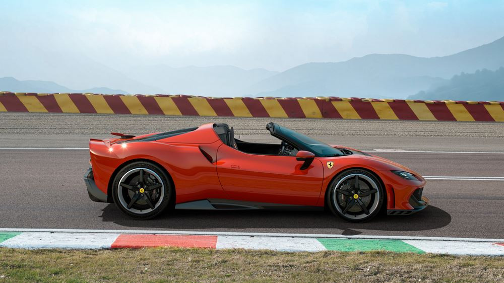 La Ferrari 296 Speciale A hybride rechargeable à toit rigide rétractable amplifie l'expérience de conduite