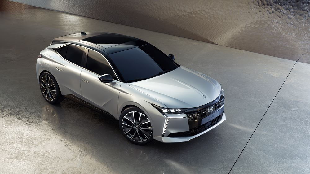 La berline compacte DS N°4 s'appuie sur une signature lumineuse technologique