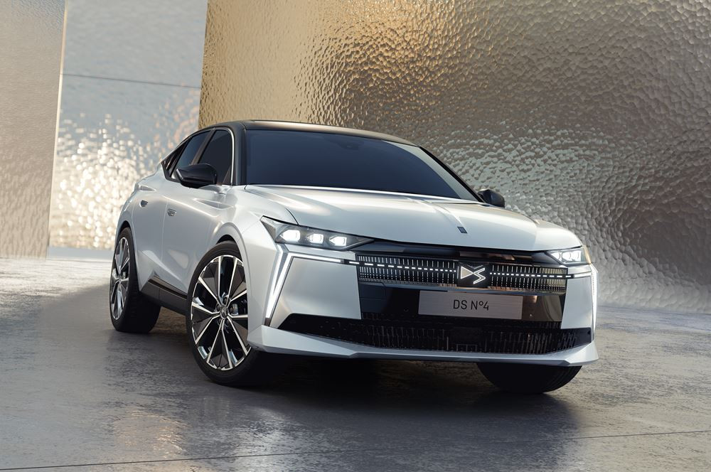 La berline compacte DS N°4 s'appuie sur une signature lumineuse technologique