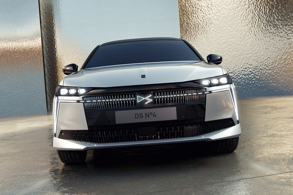 La berline compacte DS N°4 s'appuie sur une signature lumineuse technologique