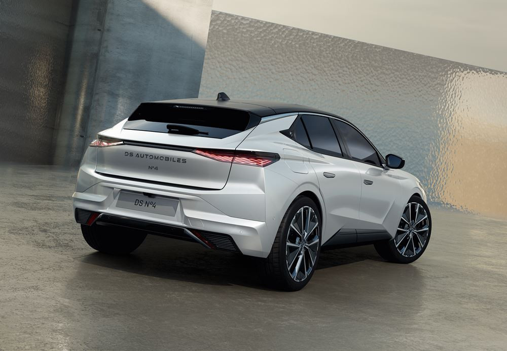 La berline compacte DS N°4 s'appuie sur une signature lumineuse technologique
