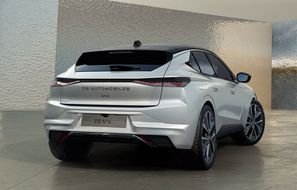 La berline compacte DS N°4 s'appuie sur une signature lumineuse technologique