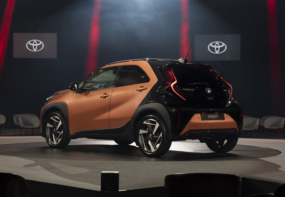 Le crossover urbain Toyota Aygo X hybride passe à l'hybride auto-rechargeable