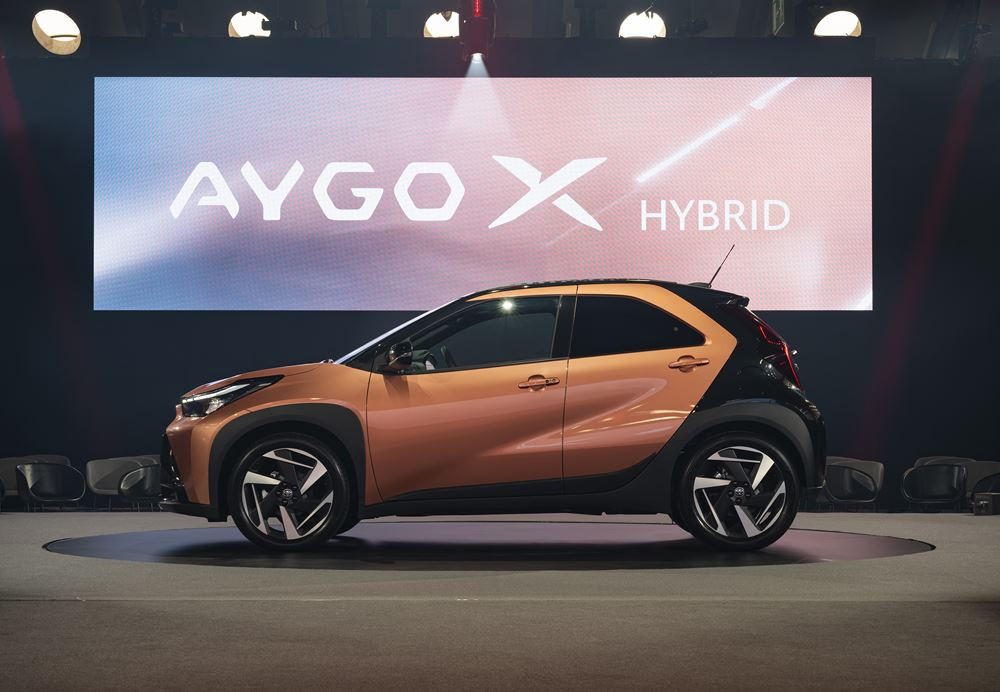 Le crossover urbain Toyota Aygo X hybride passe à l'hybride auto-rechargeable