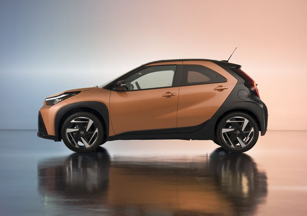 Le crossover urbain Toyota Aygo X hybride passe à l'hybride auto-rechargeable