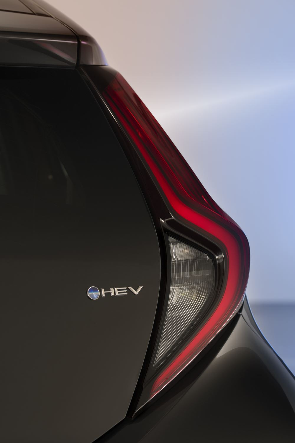 Le crossover urbain Toyota Aygo X hybride passe à l'hybride auto-rechargeable