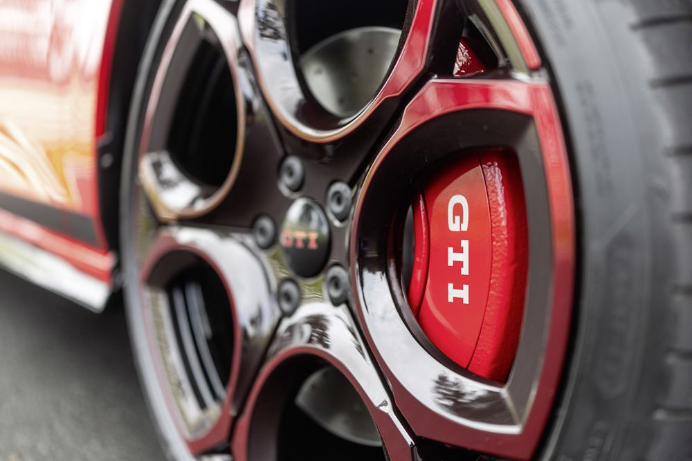 La Volkswagen Golf GTI Edition 50 développe 325 ch pour un couple de 420 Nm