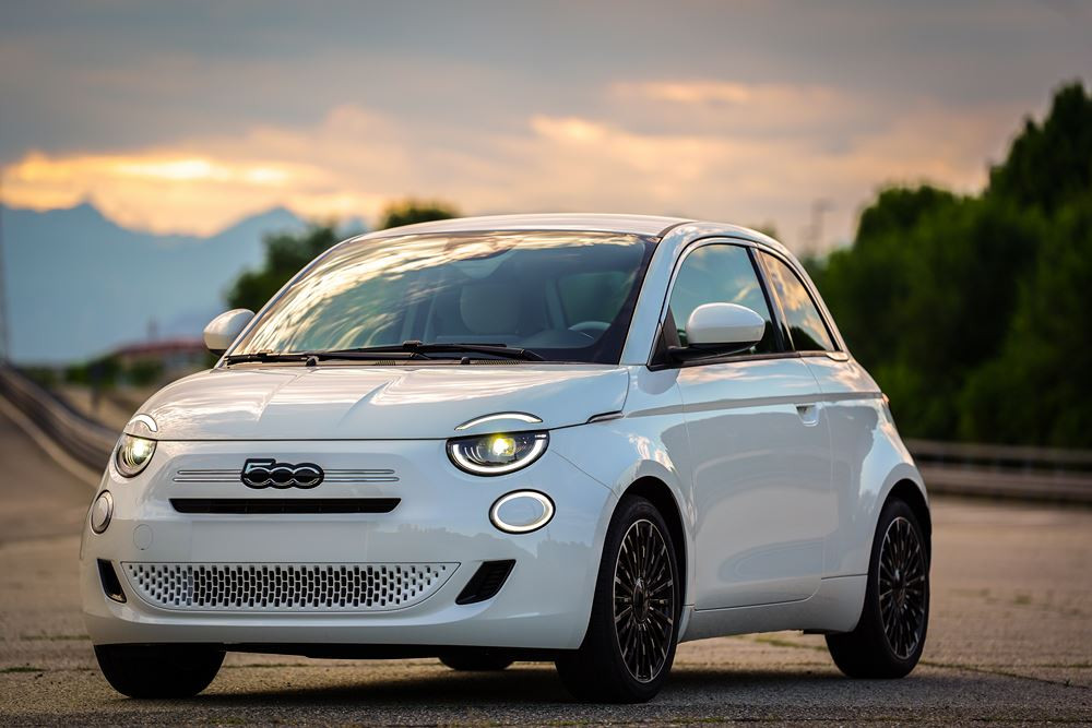 La mini-citadine Fiat 500 revient avec une motorisation thermique