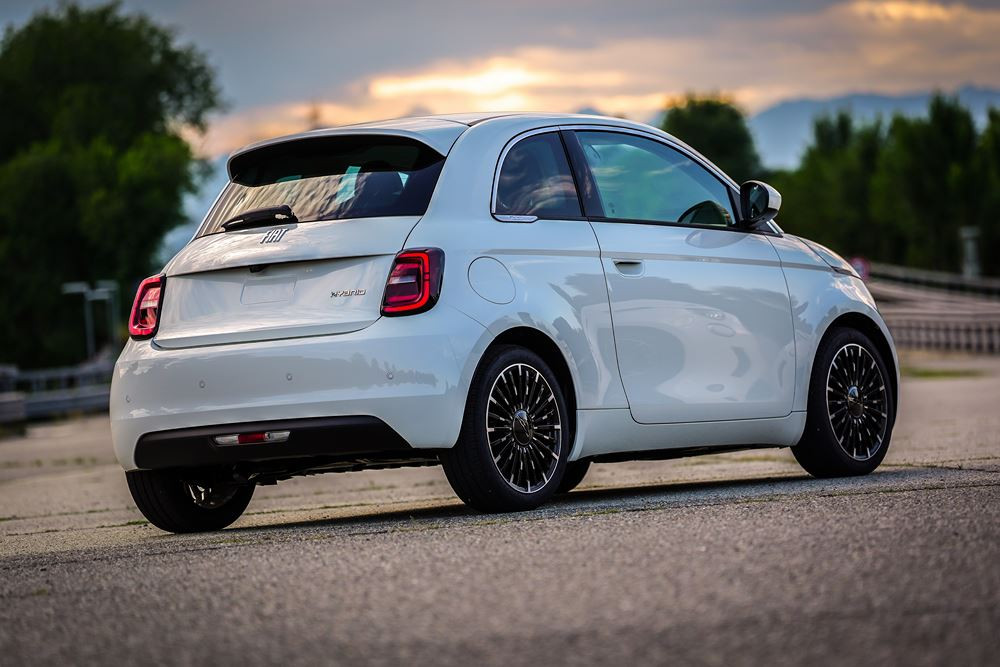 La mini-citadine Fiat 500 revient avec une motorisation thermique