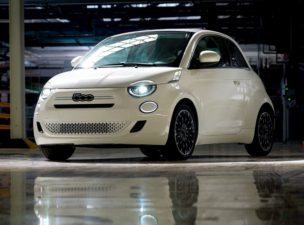 La mini-citadine Fiat 500 revient avec une motorisation thermique