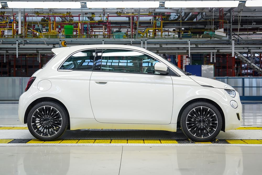 La mini-citadine Fiat 500 revient avec une motorisation thermique