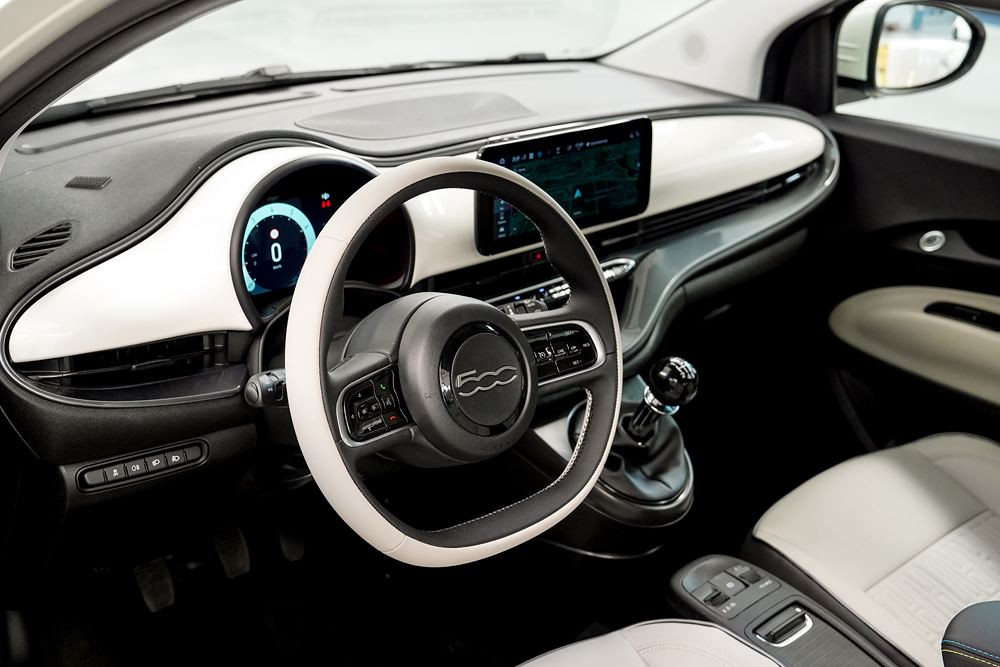 La mini-citadine Fiat 500 revient avec une motorisation thermique