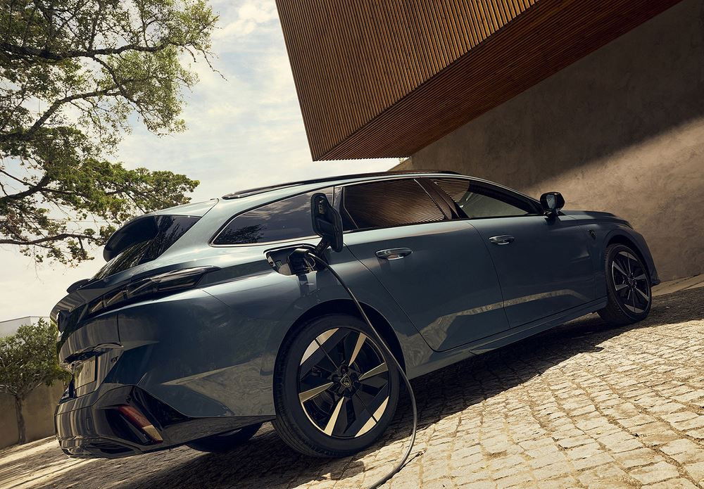 La Peugeot 308 SW bénéficie d'une face avant renouvelée éclairée