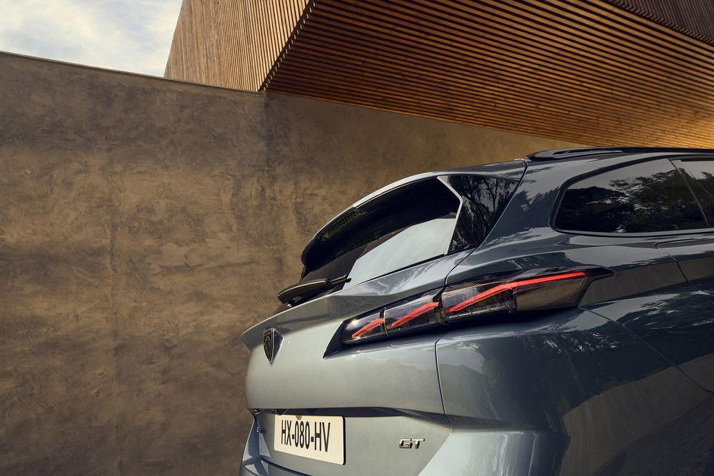 La Peugeot 308 SW bénéficie d'une face avant renouvelée éclairée
