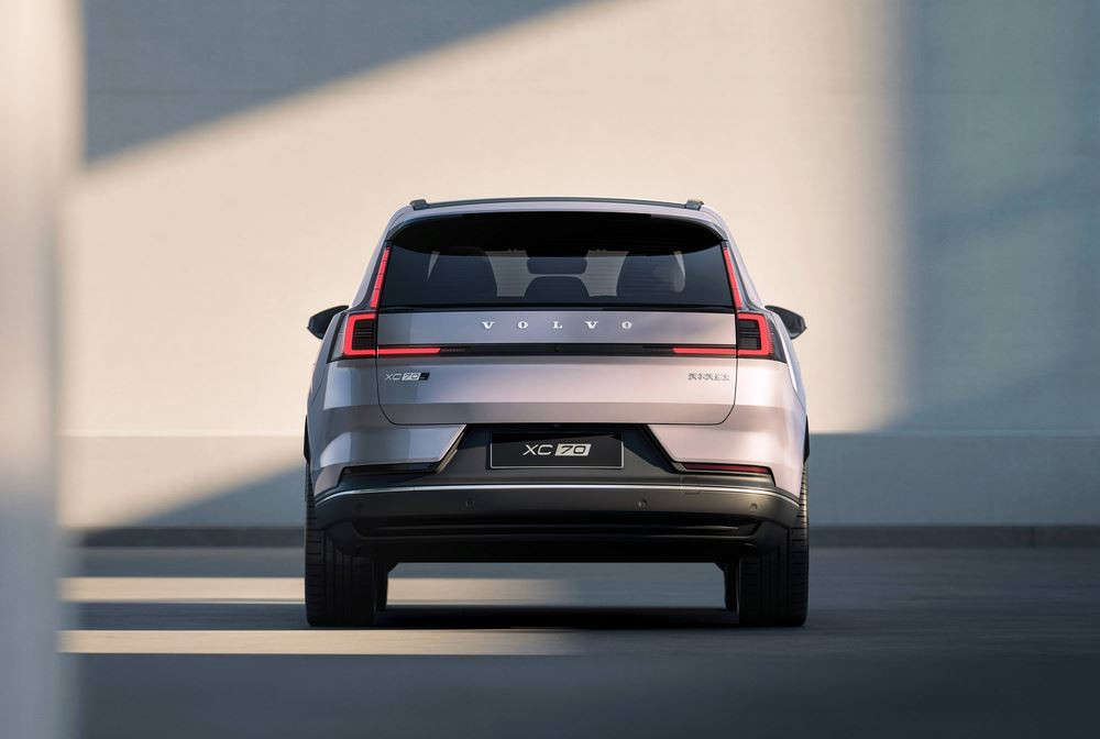 Le SUV hybride rechargeable Volvo XC70 affiche un design scandinave moderne