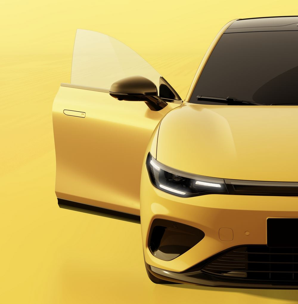 La berline compacte électrique Leapmotor B05 affiche un design athlétique