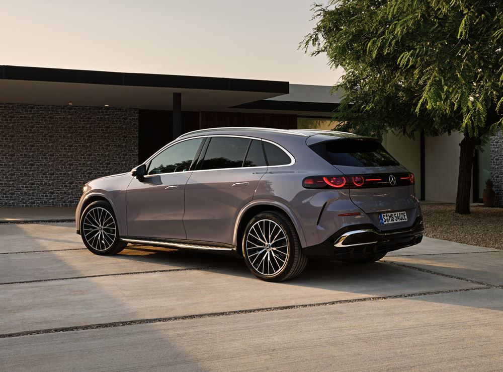 Le Mercedes-Benz GLC avec technologie EQ embarque une calandre high-tech illuminée