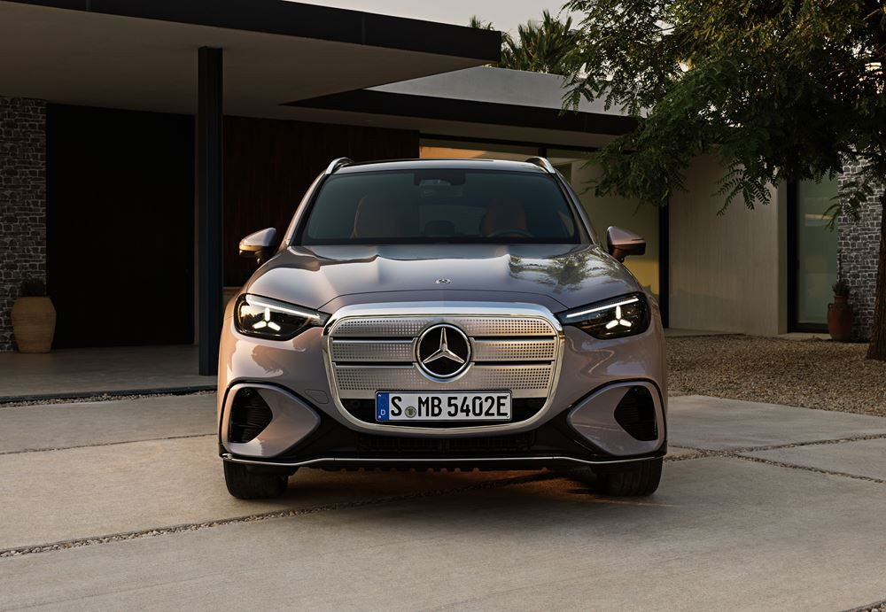 Le Mercedes-Benz GLC avec technologie EQ embarque une calandre high-tech illuminée