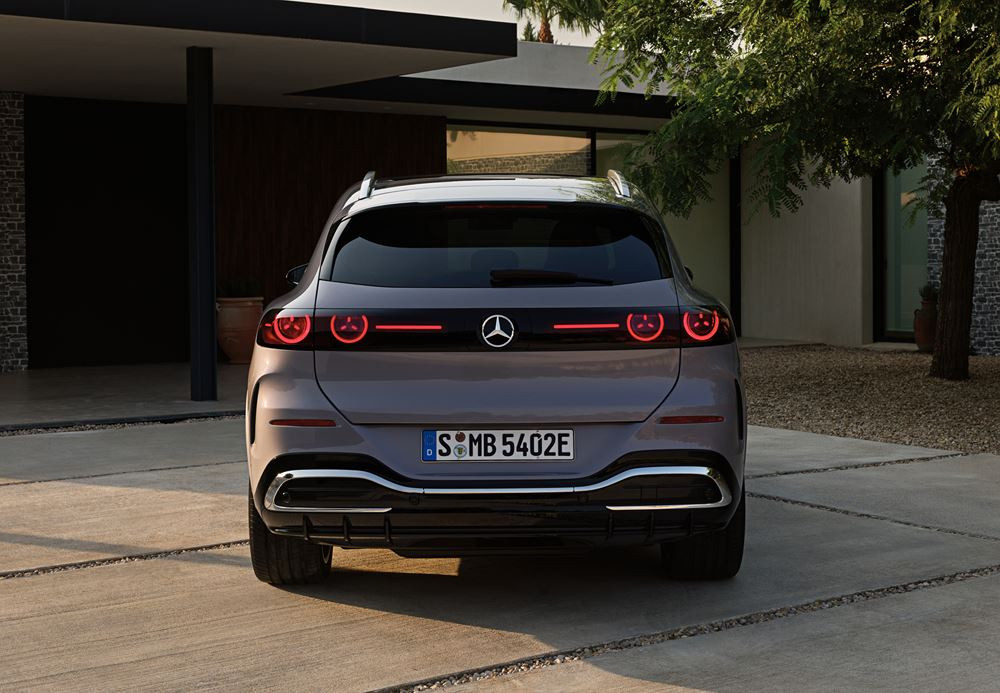 Le Mercedes-Benz GLC avec technologie EQ embarque une calandre high-tech illuminée