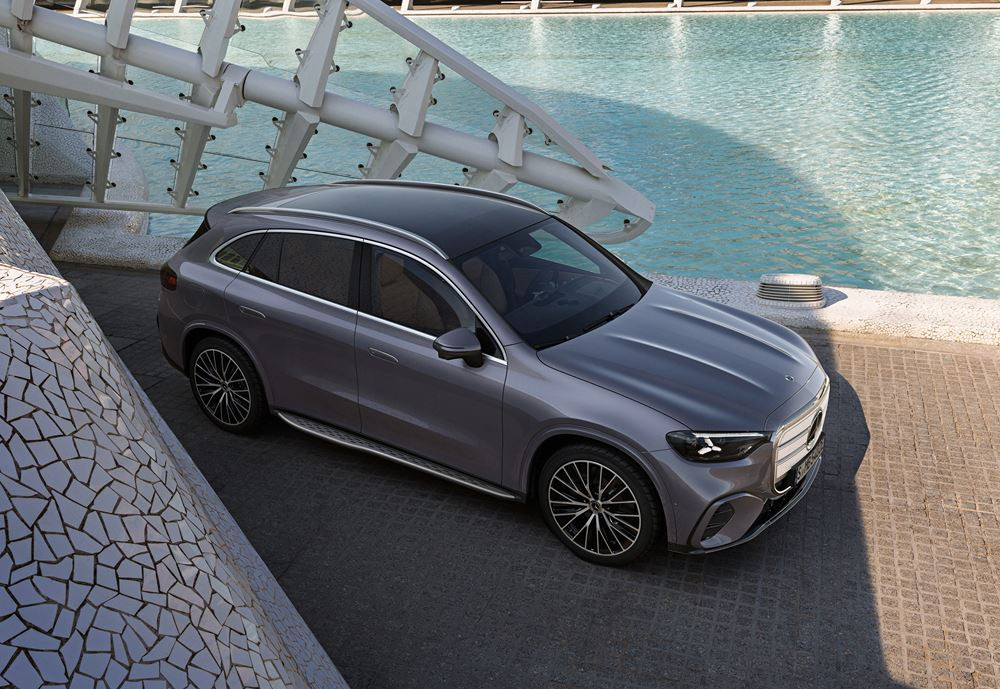 Le Mercedes-Benz GLC avec technologie EQ embarque une calandre high-tech illuminée