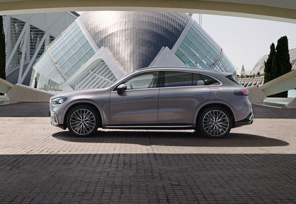 Le Mercedes-Benz GLC avec technologie EQ embarque une calandre high-tech illuminée