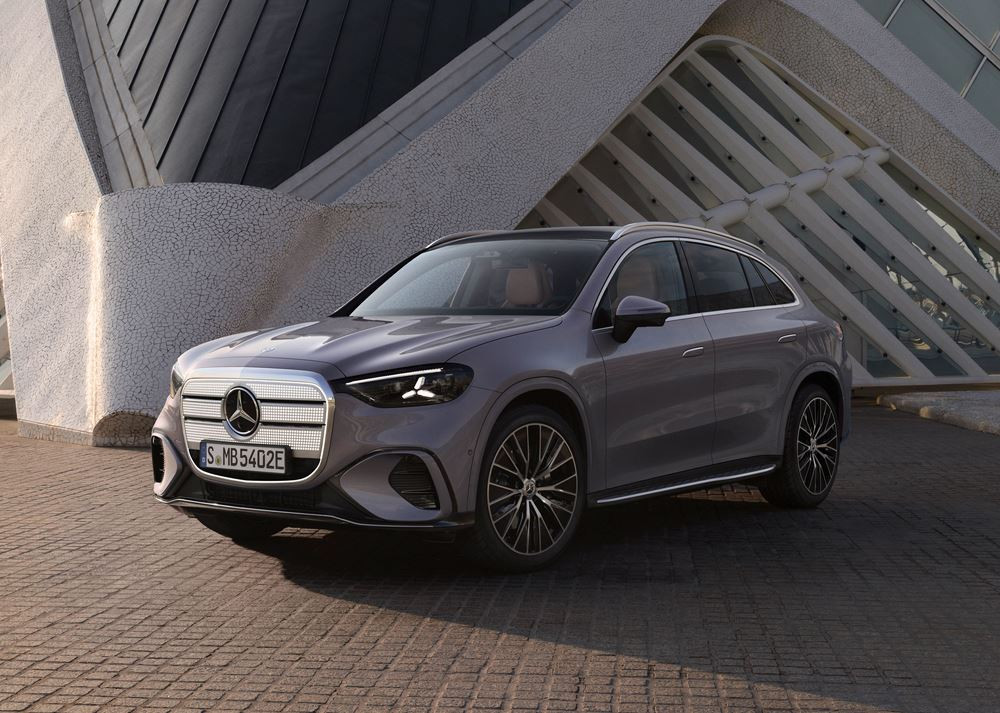 Le Mercedes-Benz GLC avec technologie EQ embarque une calandre high-tech illuminée