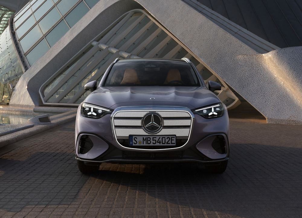 Le Mercedes-Benz GLC avec technologie EQ embarque une calandre high-tech illuminée