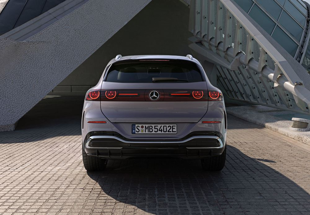 Le Mercedes-Benz GLC avec technologie EQ embarque une calandre high-tech illuminée
