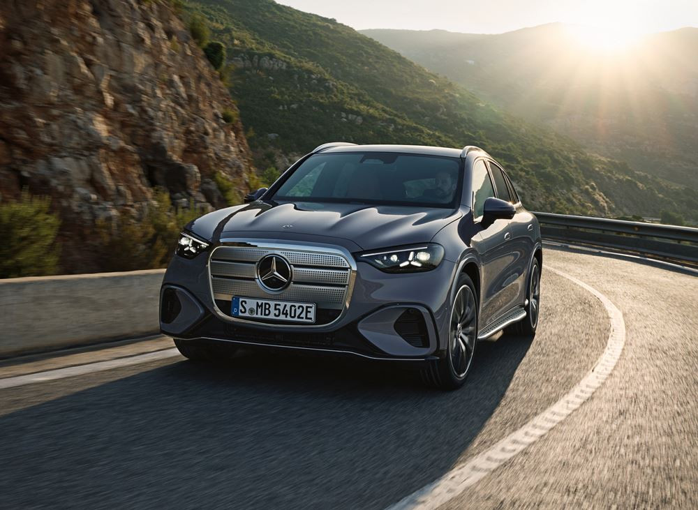 Le Mercedes-Benz GLC avec technologie EQ embarque une calandre high-tech illuminée