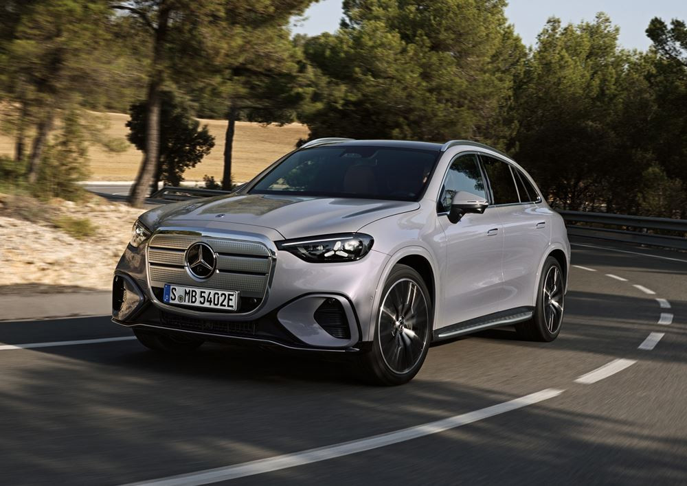 Le Mercedes-Benz GLC avec technologie EQ embarque une calandre high-tech illuminée
