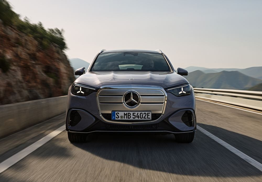 Le Mercedes-Benz GLC avec technologie EQ embarque une calandre high-tech illuminée