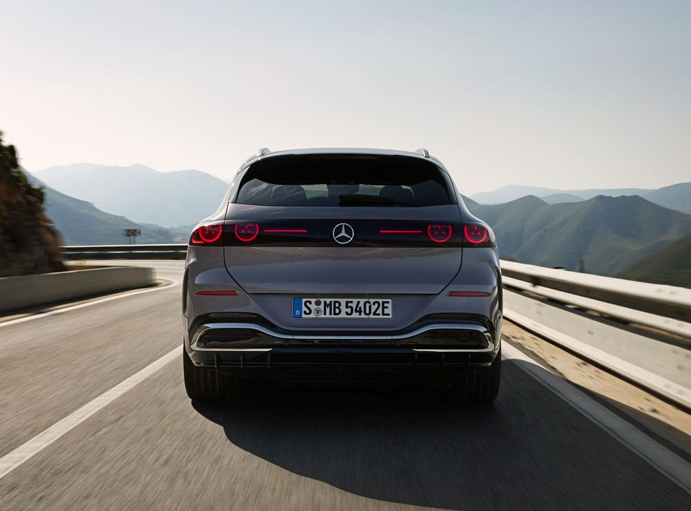 Le Mercedes-Benz GLC avec technologie EQ embarque une calandre high-tech illuminée