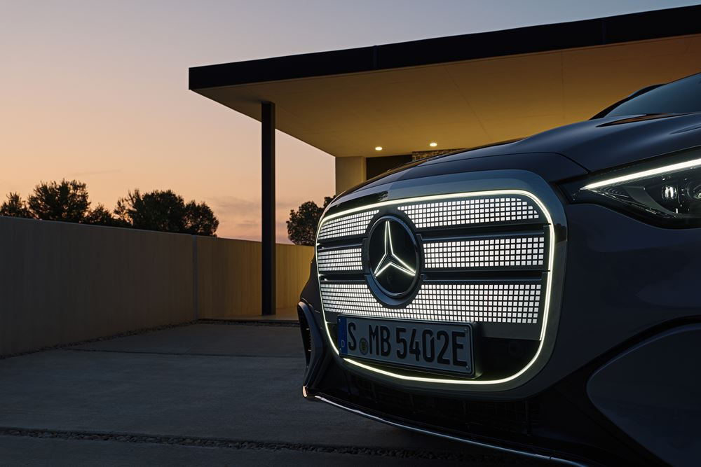 Le Mercedes-Benz GLC avec technologie EQ embarque une calandre high-tech illuminée