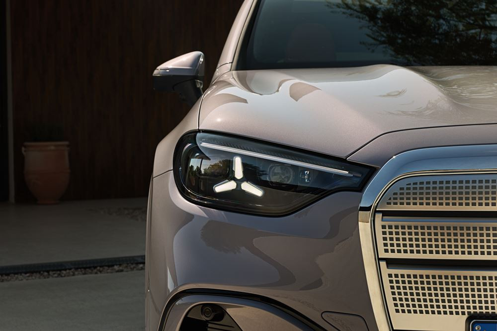 Le Mercedes-Benz GLC avec technologie EQ embarque une calandre high-tech illuminée