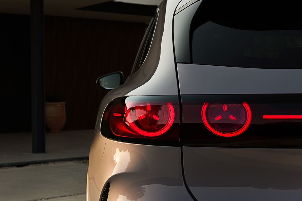 Le Mercedes-Benz GLC avec technologie EQ embarque une calandre high-tech illuminée