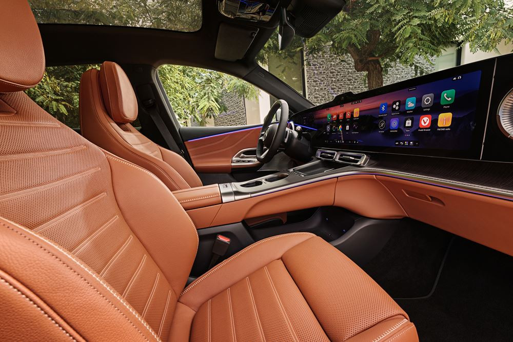 Le Mercedes-Benz GLC avec technologie EQ embarque une calandre high-tech illuminée