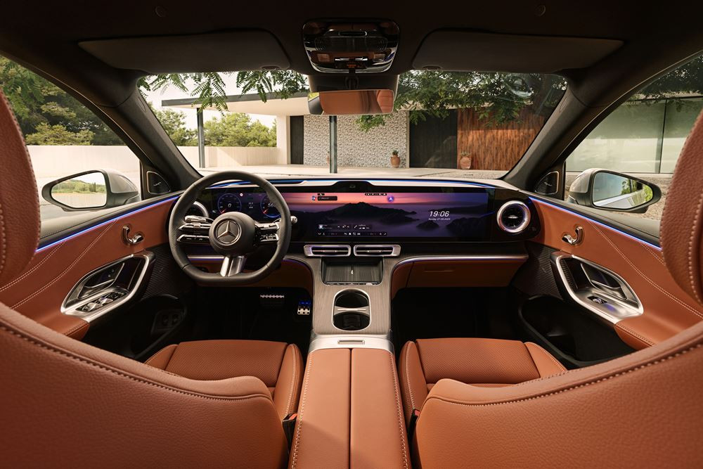 Le Mercedes-Benz GLC avec technologie EQ embarque une calandre high-tech illuminée