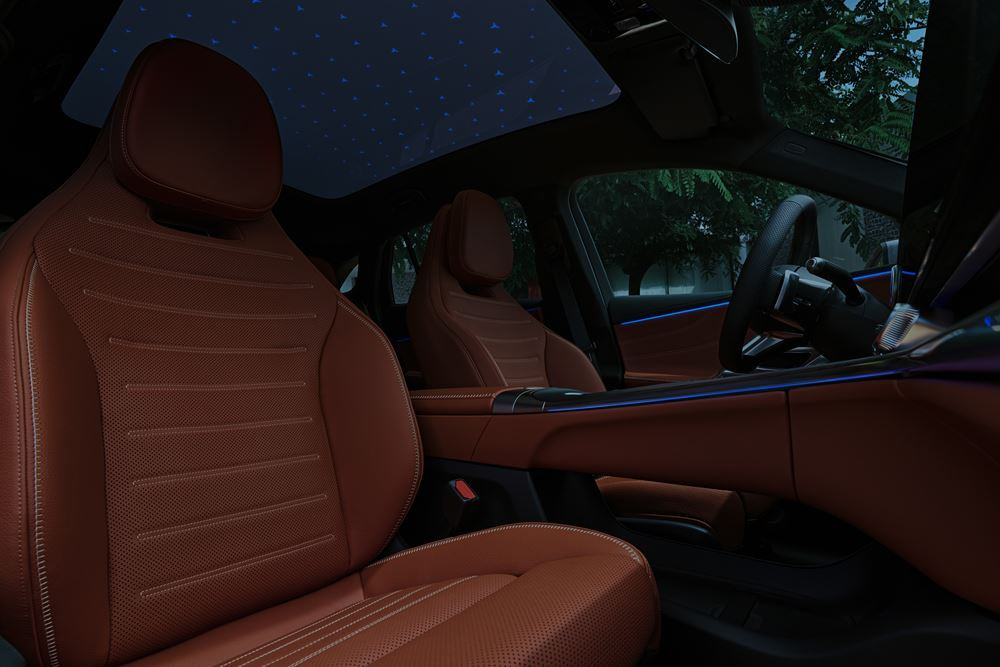 Le Mercedes-Benz GLC avec technologie EQ embarque une calandre high-tech illuminée