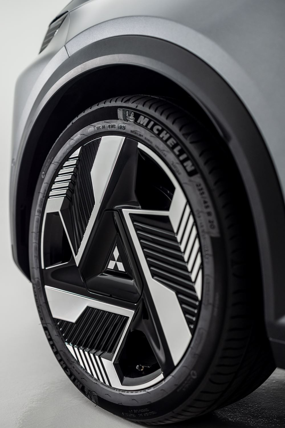 Le SUV compact électrique Mitsubishi Eclipse Cross offre une autonomie de plus de 600 km avec une batterie de 87 kWh